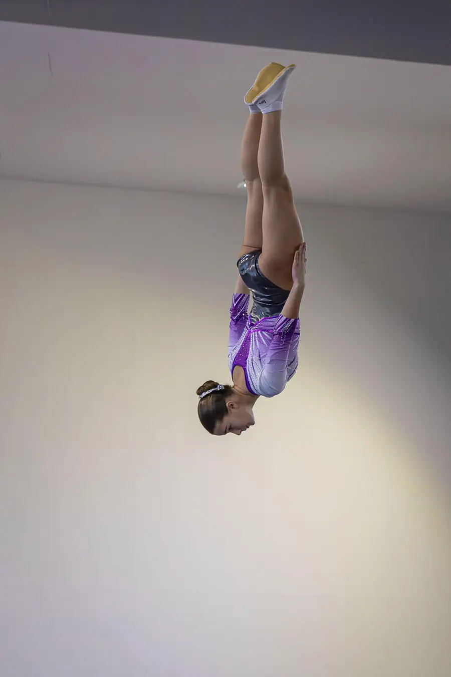 Gymnaste de l'IMTSA en pleine rotation au-dessus d'un trampoline
